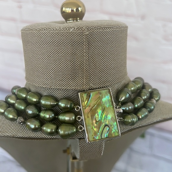 3 Strand vintage pearl green necklace STUNNING! - Picture 4 of 10